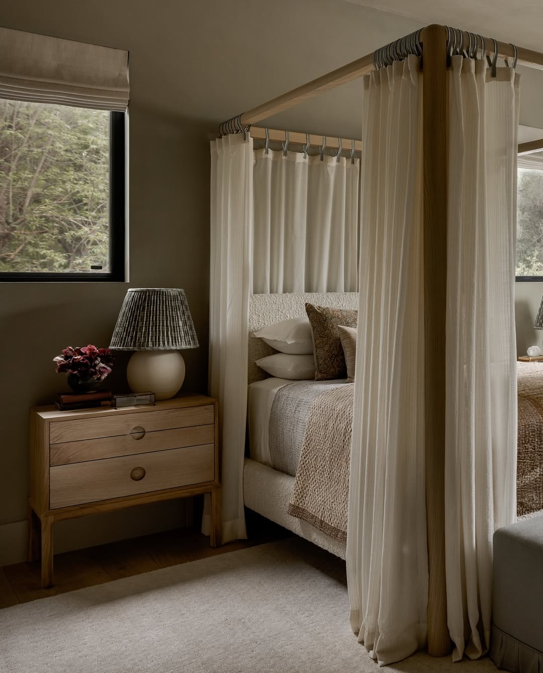 Muted tones, layered textures, that crisp fall mood we all crave… As always, @amberinteriors delivers 🍂
#cozyinteriors #neutraldecor #bedroomdesignideas #interiorinspo