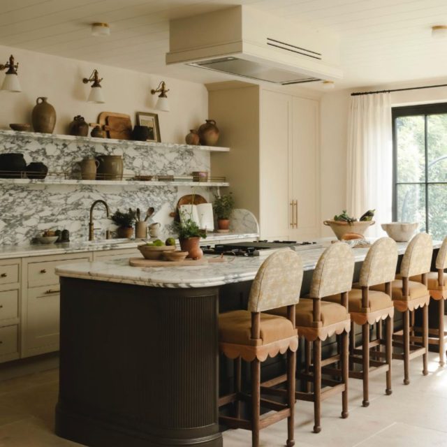Every now and then, a project stops me mid-scroll.

This is one of them. 😍

Design: @houseninedesign 
Kitchen: @smallbone.devizes 
Hardware: @armacmartin 
Construction: @courtfieldconstruction 
Photography: @joeykendalbrown

#interiordesign #interiordesigninspiration #luxuryinteriors #timelessdesign #homedecor