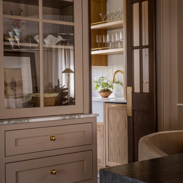 Forever saving this dreamy butler’s pantry. 🤍

Designer: @jessicanelsondesign

#butlerspantry #interiordesigninspiration #kitchendesign #timelessinteriors #dreamhome