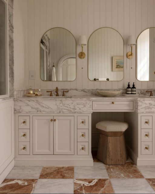 Stopped scrolling, started daydreaming. This primary bath and walk-in closet duo by @studio_lbi is a retreat in itself. I just had to share. 😍
Design: @studio_lbi
Photo: @susielowestudio
#primarybathroomdesign #bathroomgoals #interiordesigninspo #luxurybathroom #designthatinspires