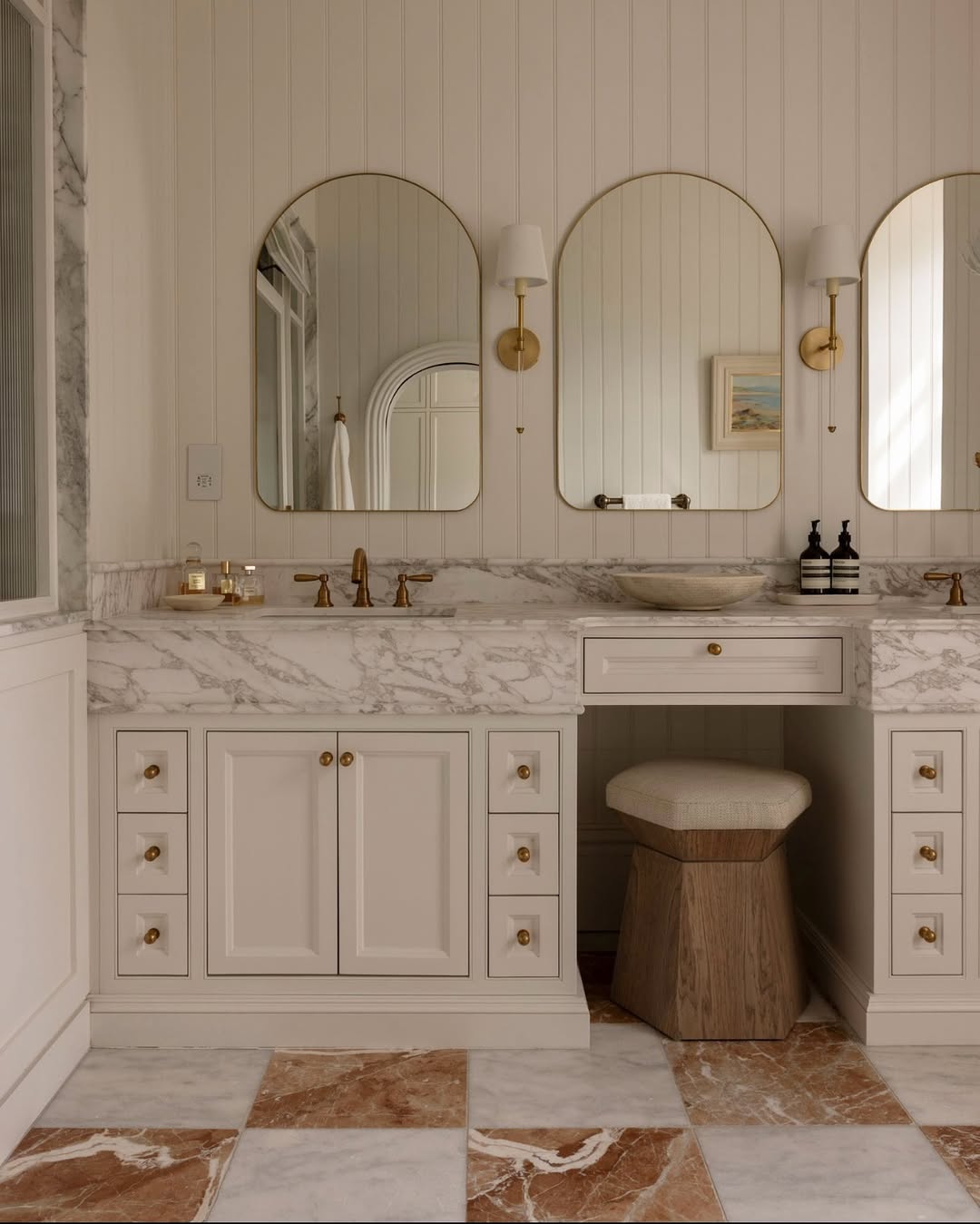 Stopped scrolling, started daydreaming. This primary bath and walk-in closet duo by @studio_lbi is a retreat in itself. I just had to share. 😍
Design: @studio_lbi
Photo: @susielowestudio
#primarybathroomdesign #bathroomgoals #interiordesigninspo #luxurybathroom #designthatinspires